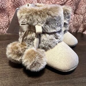 Stepping Stones faux fur baby booties in size 1 (0-3 months)